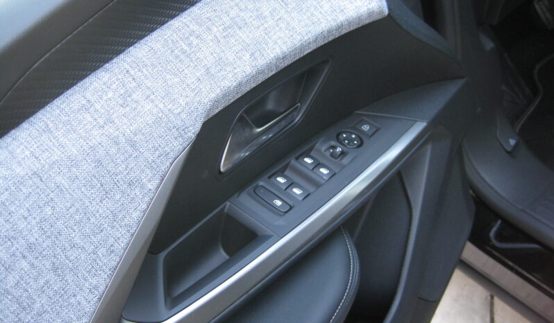 Peugeot 3008 2025 1,2 HYBRID 145 e-DCS6 ALLURE full
