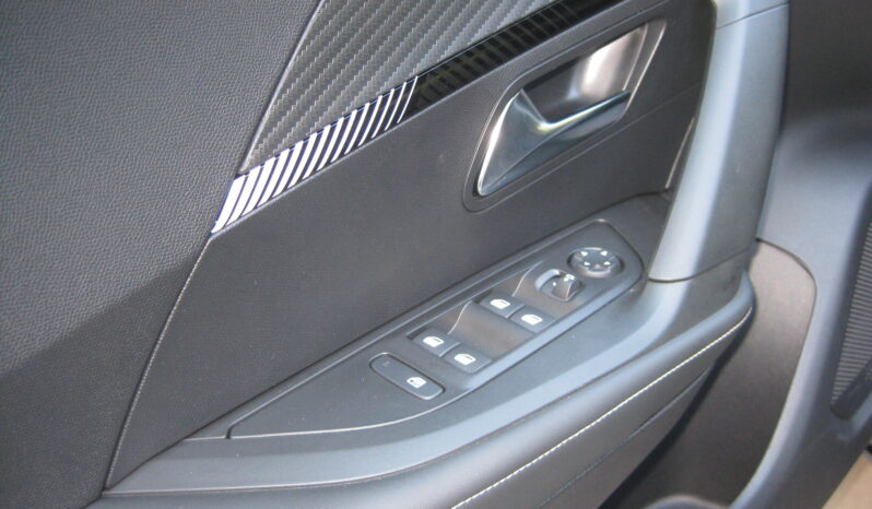 Peugeot 2008 2025 1,2 HYBRID 145 e-DCS6 ALLURE full
