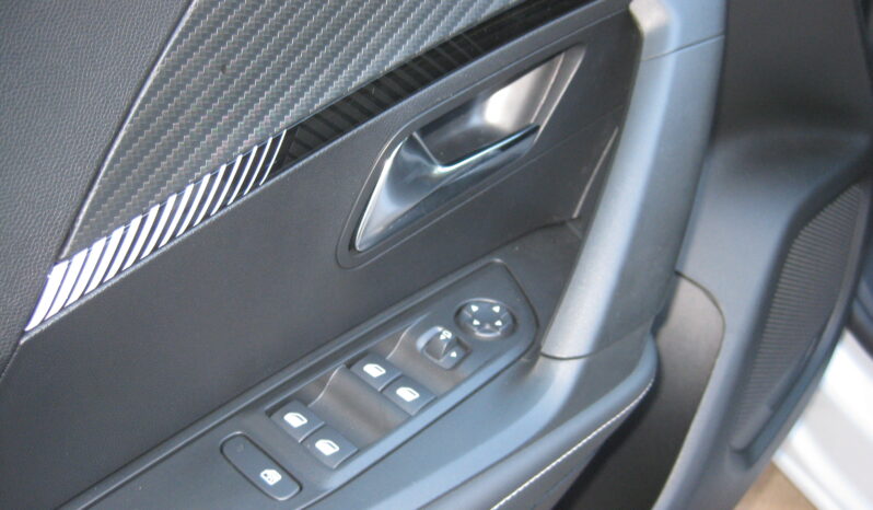 Peugeot 2008 2025 1.2 PURETECH 100 ALLURE full