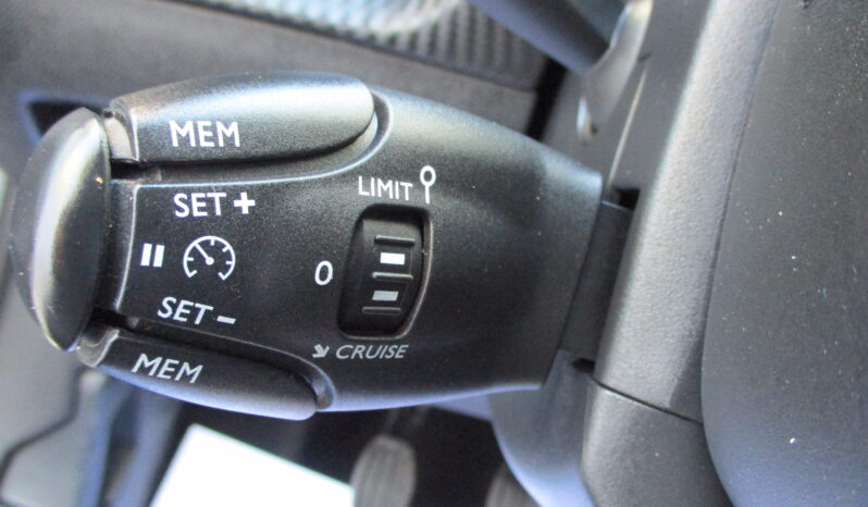 Peugeot 2008 2022 1.2 PURETECH 100 ALLURE full